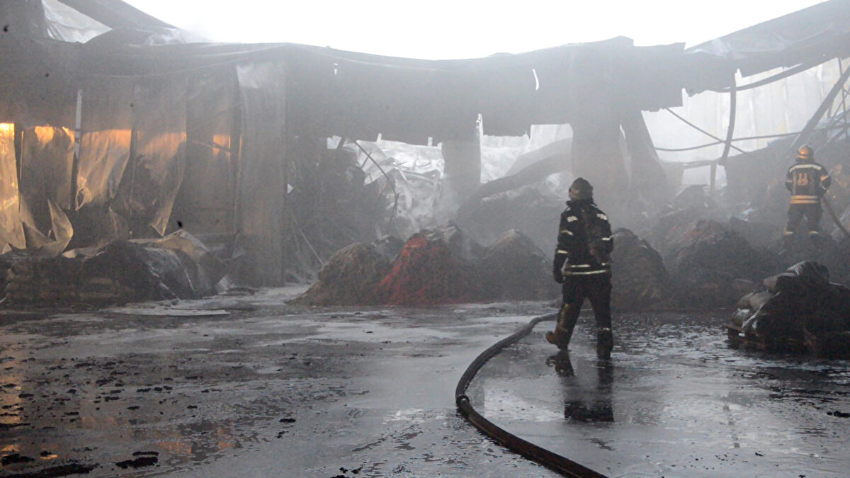 Erzurum Organize Sanayi Bölgesi'ndeki (OSB) ham madde üretim tesisinde çıkan yangın ekiplerce kontrol altına alındı.