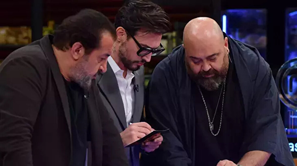 MasterChef 27 Eylül 2025 eleme gecesi<br><br>Nefes kesen bölümleriyle ilgiyle takip edilen MasterChef Türkiye 2025’te eleme gecesi yine heyecan dolu anlara sahne oldu. Yarışmacılar, şeflerin karşısında sergiledikleri tabaklarla MasterChef’te kalabilmek için tüm hünerlerini ortaya koydu. Ancak her hafta olduğu gibi bu hafta da bir isim, yarışmadan elenerek hayallerine veda etti.