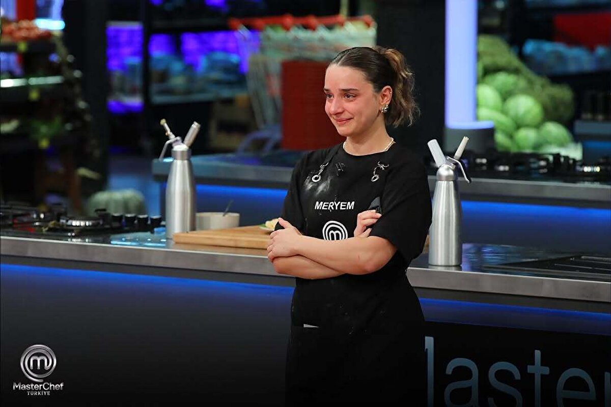 MasterChef kim elendi?<br><br>27 Eylül 2025 Cuma akşamı yayımlanan bölümde MasterChef Türkiye 2025’e veda eden isim Meryem oldu. Eleme gecesinde tüm çabasına rağmen şeflerin kararını değiştiremeyen Meryem, yarışmaya veda etti.