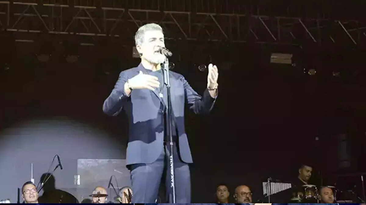 Hayranlarına teşekkür etti<br>30 yıl boyunca yanında olan dinleyicilerine teşekkür eden Deniz, “Eğer olur da bir daha görüşemezsek, sırtımda dağ gibi durduğunuz için teşekkür ederim.” dedi.