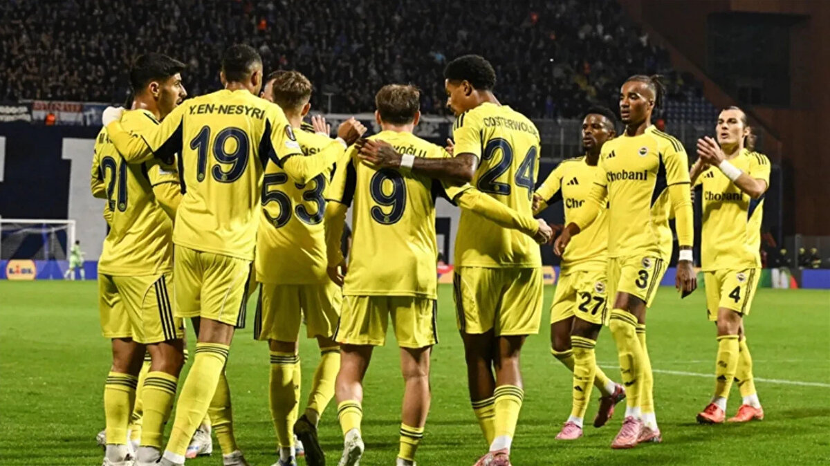 Trendyol Süper Lig’in 7. haftasında Fenerbahçe, sahasında Antalyaspor ile karşılaşıyor. Fenerbahçe Teknik Direktörü Domenico Tedesco, UEFA Avrupa Ligi’nde oynadıkları Dinamo Zagreb maçının 11’inden 2 değişikliğe gitti. Çağlar Söyüncü ve Sebastian Szymanski’nin yerine İsmail Yüksek ve Anderson Talisca görev aldı.