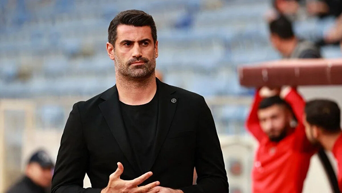 Fenerbahçe Teknik Direktörü Domenico Tedesco’ya destek olunması gerektiğini belirten Demirel, “Şu anda takımın bir hocası var. Ben hocayla devam edilmesi görüşündeyim. Yönetim değişmiş, başkan değişmiş. Oyuncular ne olacağını görmek istiyor. Hocaya biraz şans verilmesi gerektiğini düşünüyorum. Her dakika hoca değiştiren bir takım olmasına gerek yok Fenerbahçe’nin. Herkes Zagreb maçından sonra böyle bir düşünceye girdi ama hocayla devam edilmesi en doğru karar gibi gözüküyor. En azından milli takım arasına kadar devam edilmeli.” açıklamasında bulundu.<br><br>