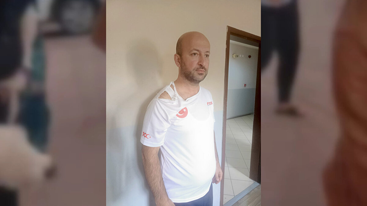 Şikayet üzerine E.Ç. de polis merkezinde ifade verdi. E.Ç. ifadesinde, "Mustafa Kemal aracından inip binaya doğru yönelirken kendisine 'Çocuk aşağı inmek istemiyor; ben konuşup onu ikna edeyim, 1 saat sonra gelip alman daha uygun olur' dedim. Bu sözlerime hiç aldırış etmeden binaya doğru yöneldi, bu sırada da bana küfürlü şeyler söyleyerek bağırdı. 'Yukarıya kadar çıkma, annem hasta, bir gerginlik çıkmasın' dedim. Bana küfretti ve saldırdı. O an elinde bulunan biber gazını yüzüme doğru sıktı. Ben de kendimi koruma amaçlı ona vurdum. Mustafa'nın bana saldırısını gören yakınlarım bina içinden çıkarak bizi ayırmaya çalıştılar. Sonradan öğrendiğime göre tanımadığım birkaç kadın da bizimkilerle beraber çıkarak bizi ayırmaya çalışmışlar. Mustafa Kemal bu sırada küfürlere devam ediyordu. Hatta 'Sizi kurşun yağmuruna tutacağım' diye tehditte bulundu. Sonra olay yerinden uzaklaştı. Ben de KADES uygulamasına basarak polisten yardım istedim. Durup dururken ona saldırmadım. O bana saldırınca koruma ve refleks amaçlı karşılık verdim. Ablam ve yeğenim dışında kavgaya müdahil olan kimseyi tanımıyorum" ifadelerini kullandı.