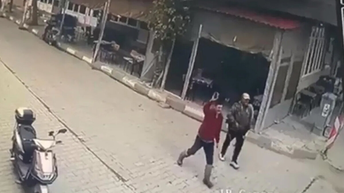 Edirne'nin İpsala ilçesi Yenikarpuzlu beldesinde öğle saatlerinde yaşanan olayda, iddiaya göre E.Ö. ve oğlu A.Ö. aralarında husumet olduğu iddia edilen Mert Atalay’ın bulunduğu kahveye geldi.