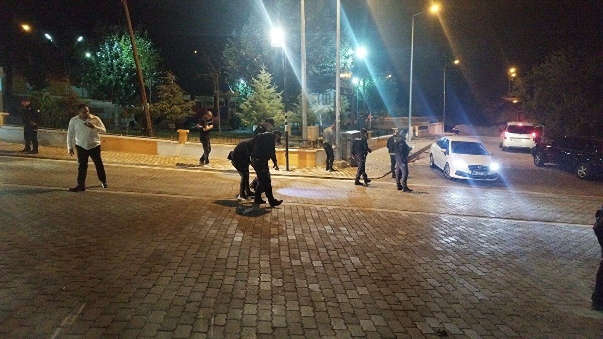Olay yerinde inceleme yapan polis ekipleri, cadde üzerinde mermi kovanı aradı. Yapılan değerlendirmelerde, Akbulut'un yürürken isabet eden 'yorgun mermi' ile vurulduğu anlaşıldı. Sırtından giren merminin vücudunun ön bölgesinden çıktığı saptandı. Hastanede tedavisi süren Mert Akbulut'un hayati tehlikesinin devam ettiği belirtildi. Polis olayla ilgili soruşturma başlattı.