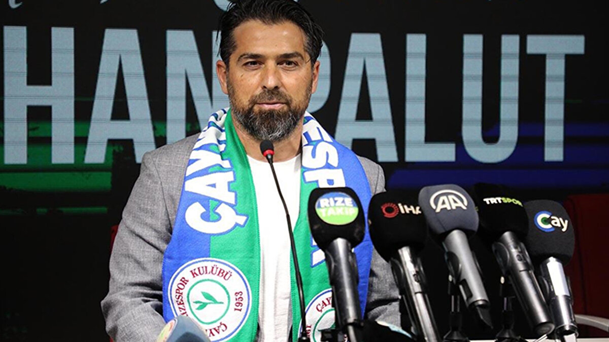 Basın mensuplarından soru bekleyen İlhan Palut, soru gelmemesi üzerine "Yakşamlar" diyerek salondan ayrıldı.