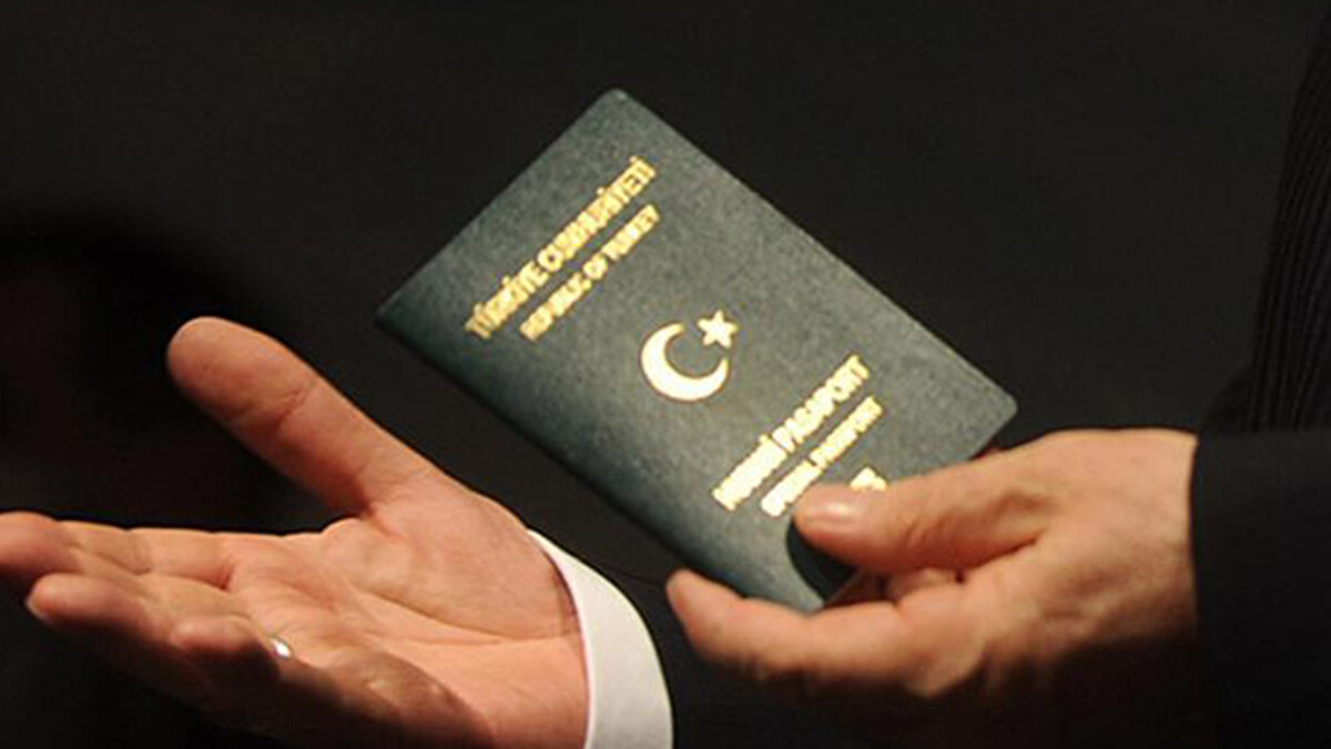 Turan, ekim ayında yoğun bir diplomasi trafiği yaşanacağına dikkat çekerek, “Önce Almanya Dışişleri Bakanı Johann Wadephul Ankara’ya gelecek, ardından da Başbakan Merz’in Türkiye ziyaretinin gerçekleşmesi planlanıyor” bilgisini paylaştı. Bu görüşmelerde, aylarca randevu bekleyen Türk vatandaşlarını yakından ilgilendiren adımların gündeme geleceğini aktaran Turan, özellikle vize süreçlerinde iyileştirme yönünde beklentilerin yüksek olduğunu ifade etti.<br>