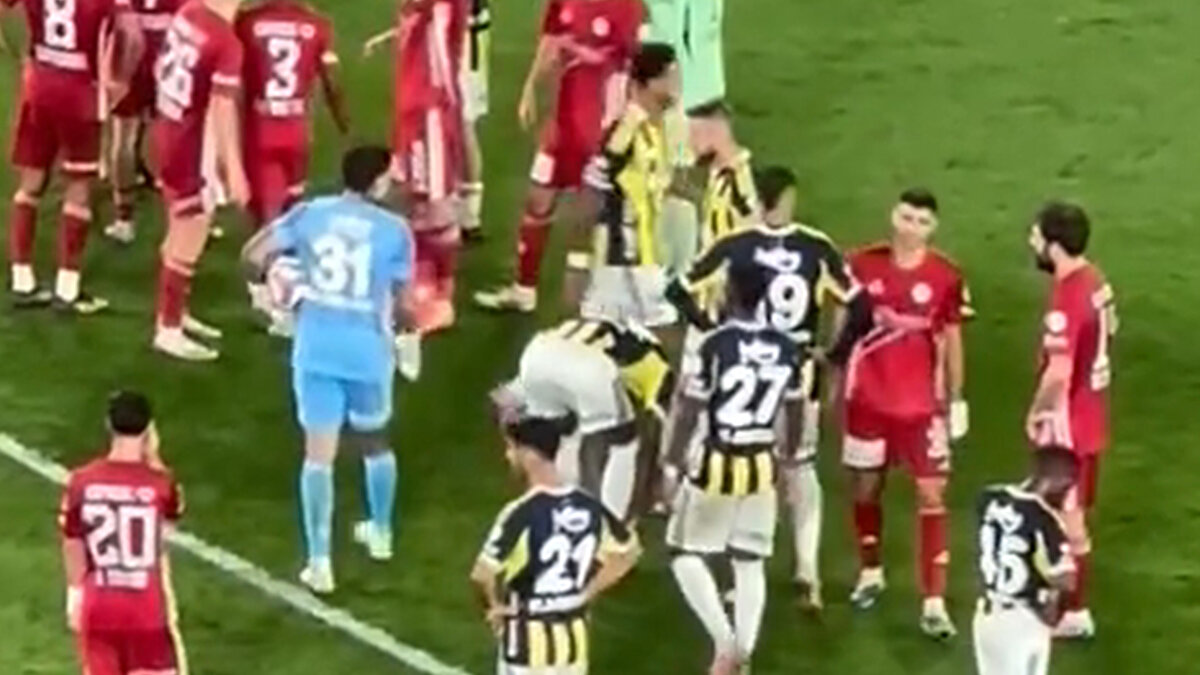 Penaltıyı kullanmak için Anderson Talisca topun başına geçti ancak daha önce Göztepe ve Alanyaspor maçlarında kaçırdığı penaltılar nedeniyle tribünlerden ıslıklar yükseldi.