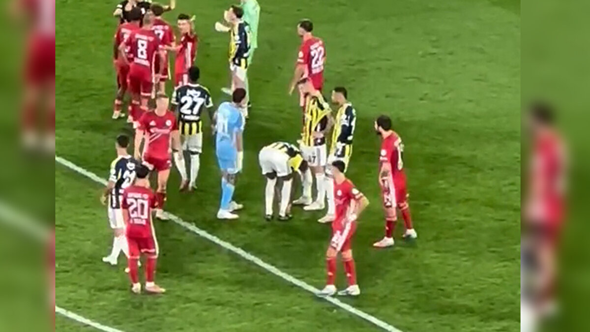 Sosyal medyada taraftarlar Fenerbahçe'nin Teknik Direktörü Tedesco'ya tepki gösterdi. 