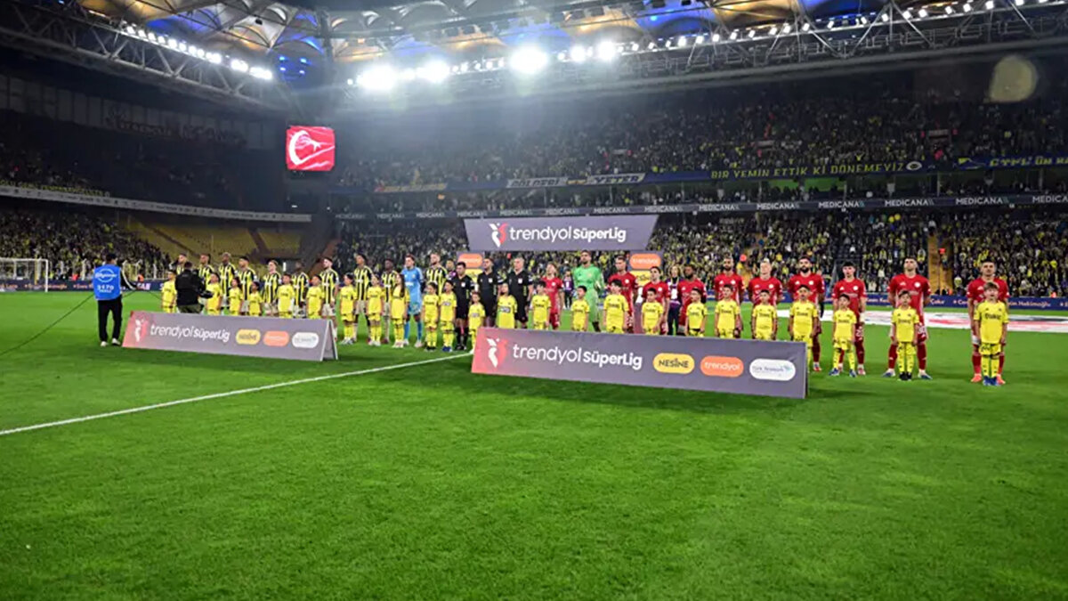 Trendyol Süper Lig'de Fenerbahçe ile Antalyaspor kozlarını paylaştı. 