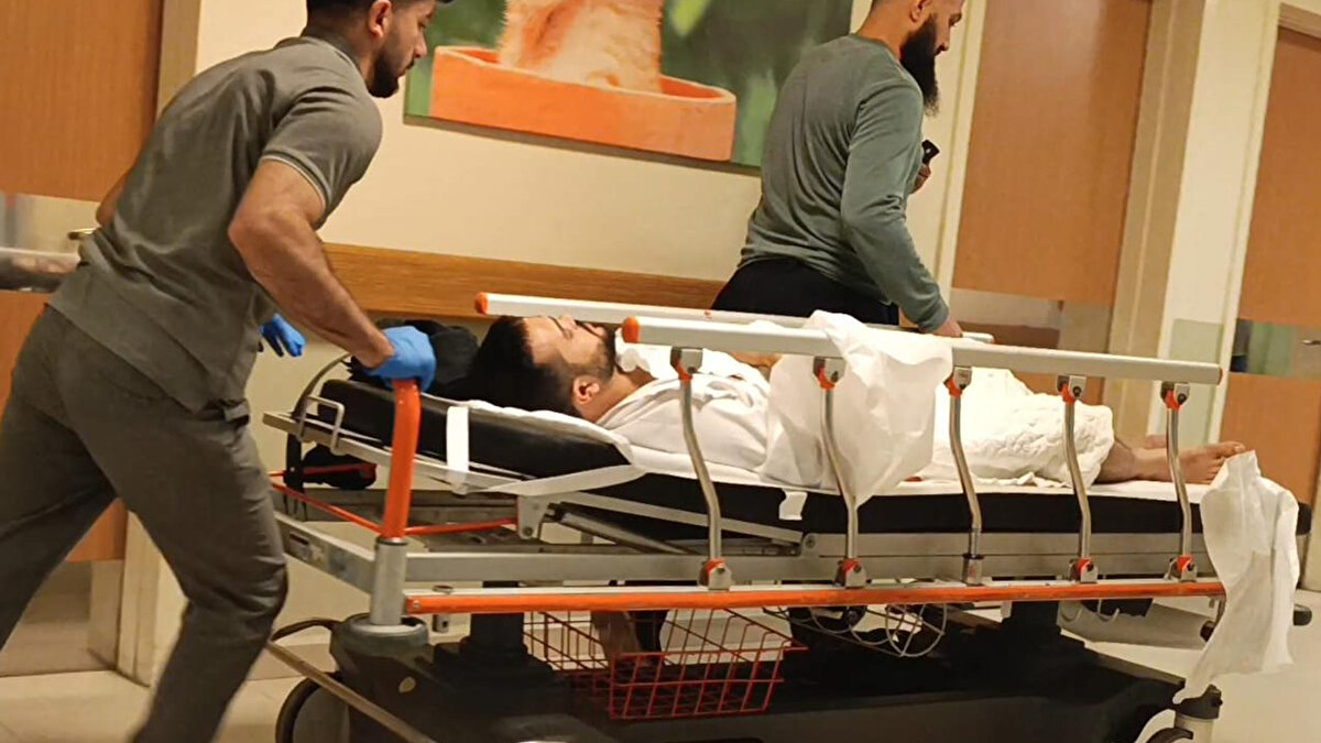 Olay, saat 19.00 sıralarında İnegöl ilçesi, Kemalpaşa Mahallesi Kemalettin Samipaşa Caddesi’nde meydana geldi. İddiaya göre Ahmet Kılıçarslan (25), Kırsal Kozluca Mahallesi yolunda aralarında husumet bulunan Fırat D. (22) ile karşılaştı. Sokakta yürüyen Veysel M.’ye tanımadığı kişiler laf attığı iddia edildi. Taraflar arasında başlayan tartışma kısa sürede kavgaya dönüştü.