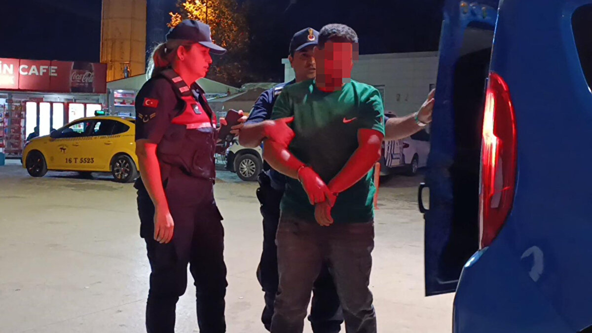 İkametlere yapılan baskınlarda 2 tabanca, 2 kısa namlulu özel yapım ruhsatsız av tüfeği ve 8 ruhsatsız av tüfeği ele geçirildi. Operasyonlarda 9 şüpheli gözaltına alındı. Şüpheliler işlemler için jandarma karakoluna götürüldü.