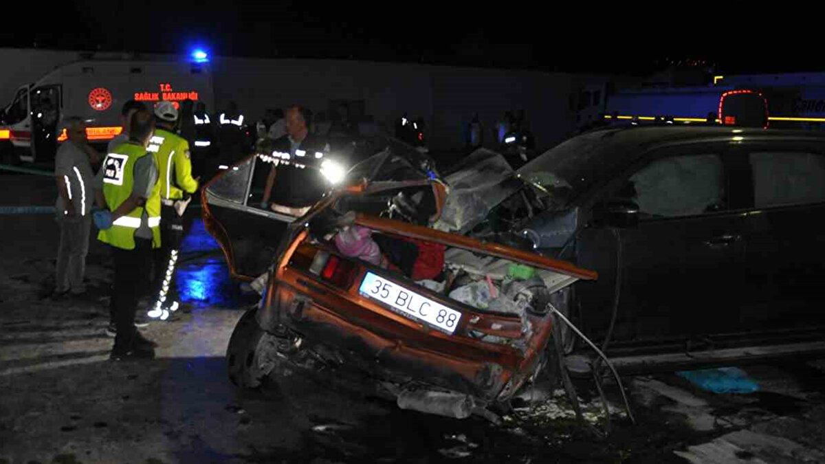 Yaralılar ambulanslarla hastanelere kaldırılırken, kazada hayatını kaybedenlerin kimliklerinin belirlenmesi için çalışma başlatıldı.