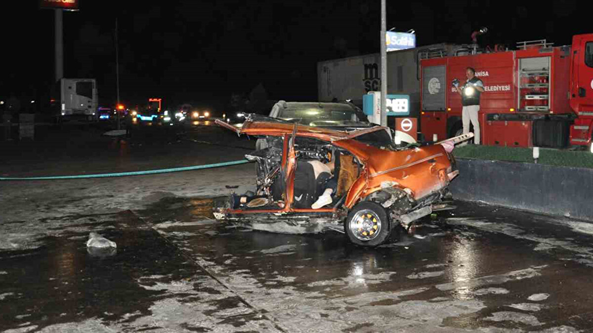 Alınan bilgiye göre, İzmir-Ankara D300 Karayolu Caferbey Mahallesi yakınlarında karşı şeride geçen otomobilin kamyonetle çarpışması sonucu meydana gelen kazada otomobilde bulunan 5 kişi olay yerinde hayatını kaybederken, kamyonette bulunan 6 kişi ise yaralandı. 