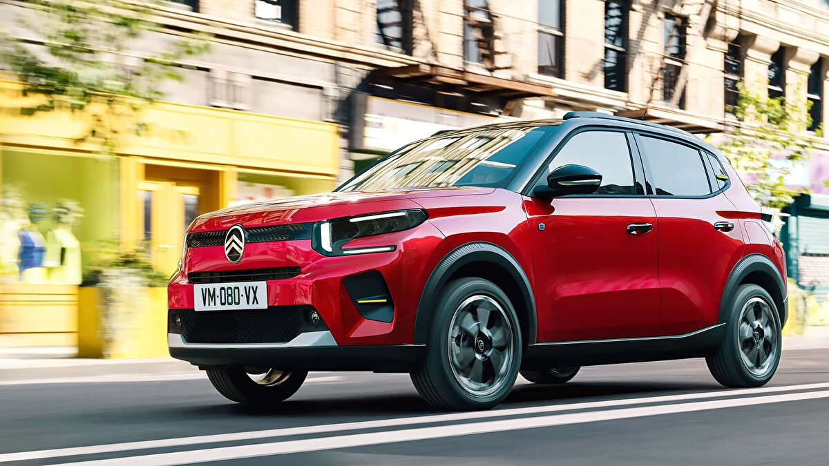 Citroën ë-C3 – 1.558.000 TL<br><br>Fransız üretici Citroën’in B segmenti hatchback modeli ë-C3, 44 kWh bataryasıyla yaklaşık 320 km menzil sunuyor. Avrupa’da da uygun fiyatlı elektrikli otomobiller arasında popüler olan ë-C3, Türkiye’de de tercih edilen seçenekler arasında yer alıyor.