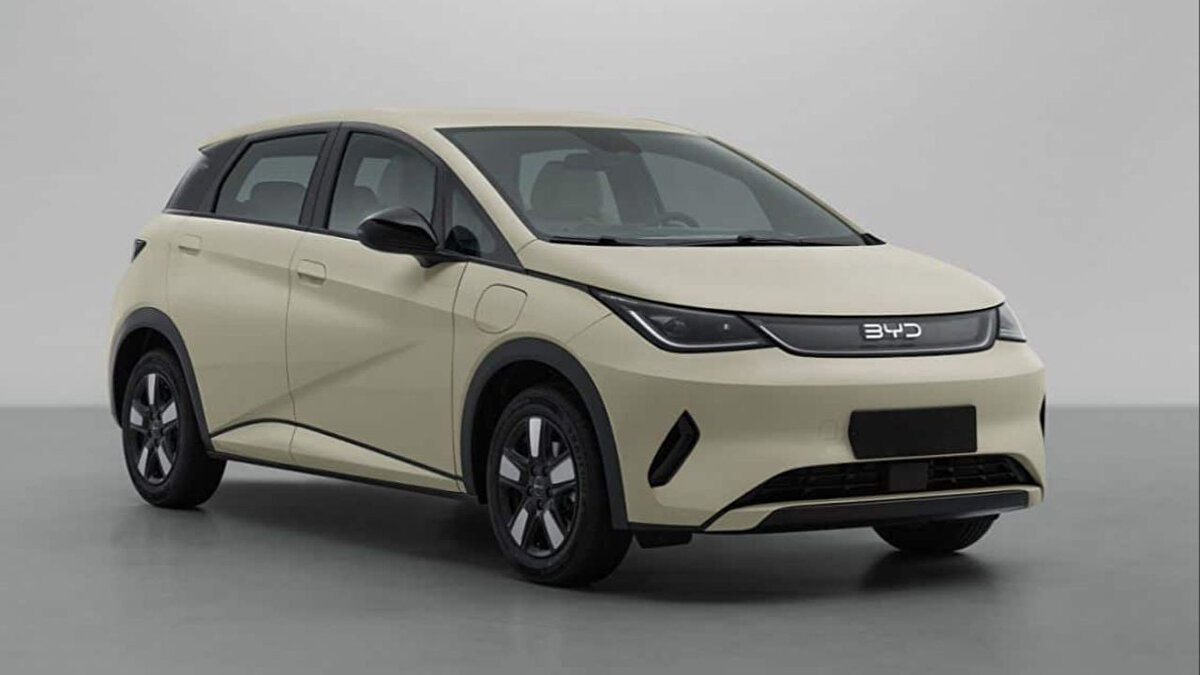 BYD Dolphin – 1.664.000 TL’den başlayan fiyatla<br><br>Çinli BYD’nin kompakt modeli Dolphin, 45 kWh ve 60 kWh batarya seçenekleriyle 340 ila 427 km menzil sağlıyor. Geniş iç hacmi ve güçlü güvenlik donanımlarıyla sınıfının iddialı oyuncuları arasında bulunuyor.