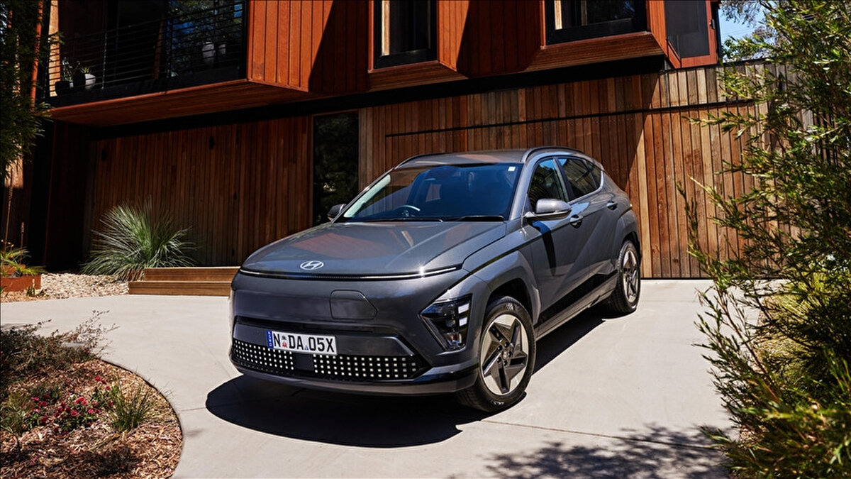 Hyundai Kona Elektrik – 1.939.000 TL’den<br><br>Güney Koreli Hyundai’nin kompakt SUV modeli Kona Elektrik, 48 kWh ve 65 kWh batarya seçenekleriyle 377 ila 514 km menzil sağlıyor. Tasarımı ve teknolojik donanımlarıyla sınıfının öne çıkan modellerinden biri konumunda.