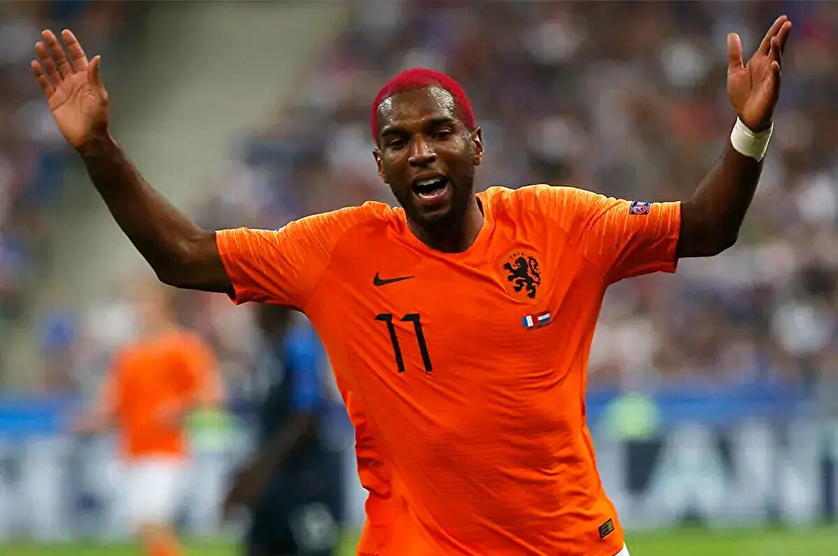 GALATASARAY BU İKİ İSME DİKKAT ETMELİ<br><br>Galatasaray'ın Isak ve Gravenberch'e dikkat etmesi gerektiğini söyleyen Ryan Babel, "Bence Galatasaray Isak'a dikkat etmeli. Henüz yüzde 100 hazır değil ama çok tehlikeli bir oyuncu. Aynı zamanda Gravenberch gibi orta sahayı domine eden ve sezona çok iyi başlayan bir oyuncu da var. Böyle futbolcuların değeri çok bilinmez çünkü biz genelde golcüler hakkında konuşuruz ancak çoğunlukla orta saha oyuncuları maçı kontrol eder. Galatasaray kesinlikle Gravenberch'e dikkat etmeli" şeklinde konuştu.
