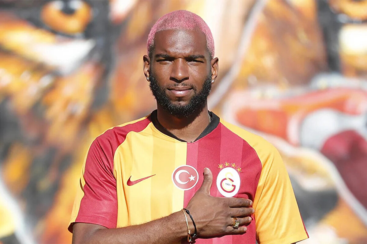 Leroy Sane'ye ayrı parantez açan Babel, "Leroy Sane çok yetenekli ve büyük bir futbolcu. Nasıl bir profesyonel olduğunu kariyeri bize gösteriyor. Belki formunu artırması gerekiyor olabilir ama takıma çok katkı sağlayacaktır. Bu kadro, benim Galatasaray'da oynadığım zamanki kadrodan çok daha iyi. Biz gelişmeye çalışan bir takımdık. Bugünkü kadroya baktığınızda çok daha tecrübeli ve yetenekli bir takım görüyoruz. Şu anki takım ligde ve Avrupa'da başarıya ulaşmaya çok daha hazır" dedi.<br><br>