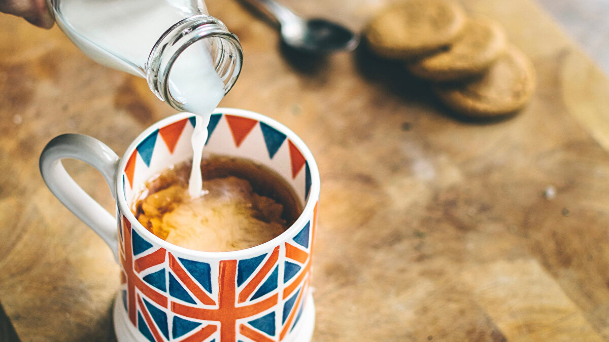 İngiltere 🇬🇧 <br><br>“Afternoon tea” geleneğiyle çay, sütle birlikte sosyal buluşmaların merkezindedir