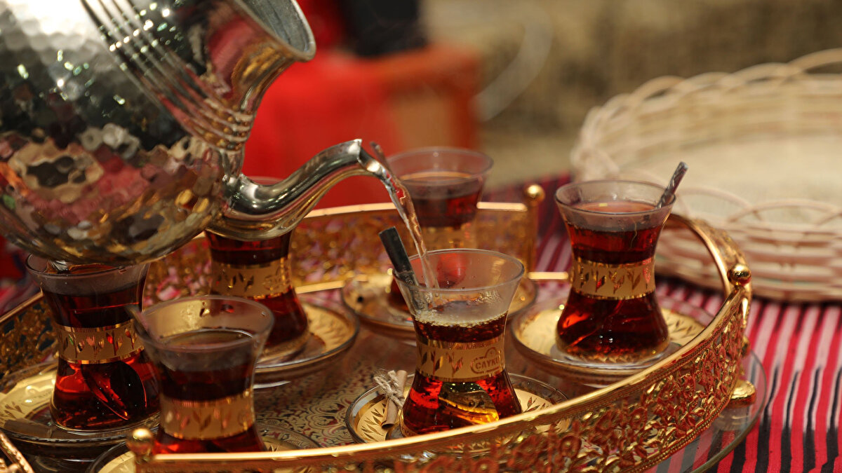 Türkiye 🇹🇷 <br><br>Çay, misafirperverliğin simgesi olup ince belli bardakta günün her saati ikram edilir