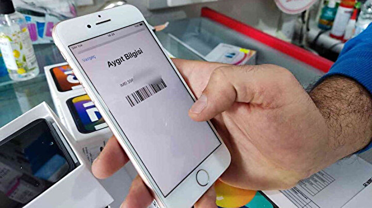 Bir yıl sinyal almayan cihazlar kapanıyor<br><br>2024 yılında devreye giren uygulamaya göre, 12 ay boyunca hiçbir şebekeden sinyal almayan telefonların IMEI numaraları otomatik olarak askıya alınıyor. Bu durum, özellikle uzun süredir çekmecede bekleyen ya da yurt dışından getirilen cihazları kapsıyor.