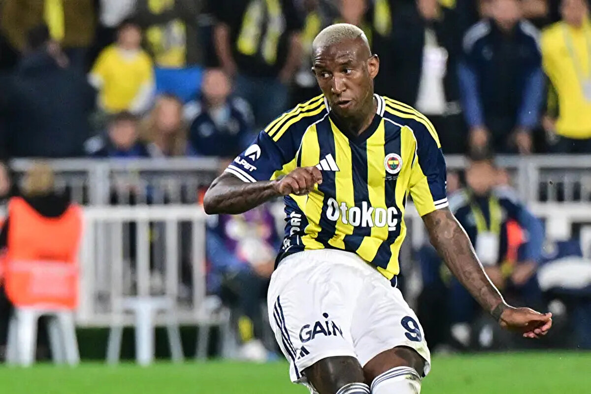 Müsabaka 0-0 devam ederken kazanılan penaltıyı Anderson Talisca kullanmak isteyince taraftarlar, son 2 penaltı atışından yararlanamayan oyuncuyu ıslıklamıştı.<br><br>