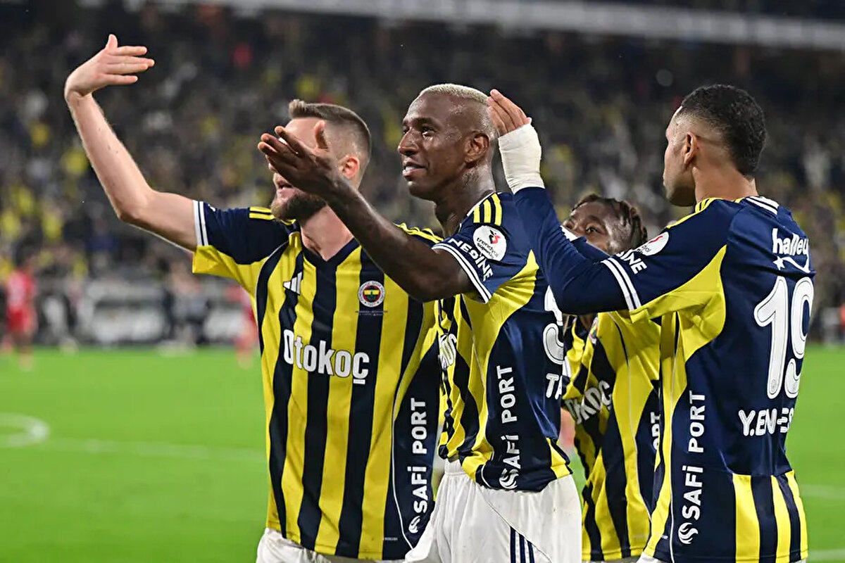 Fenerbahçe'nin Süper Lig'de Antalyaspor'u sahasında 2-0 mağlup ettiği maçta Anderson Talisca penaltı öncesi protesto edilmişti.<br><br>