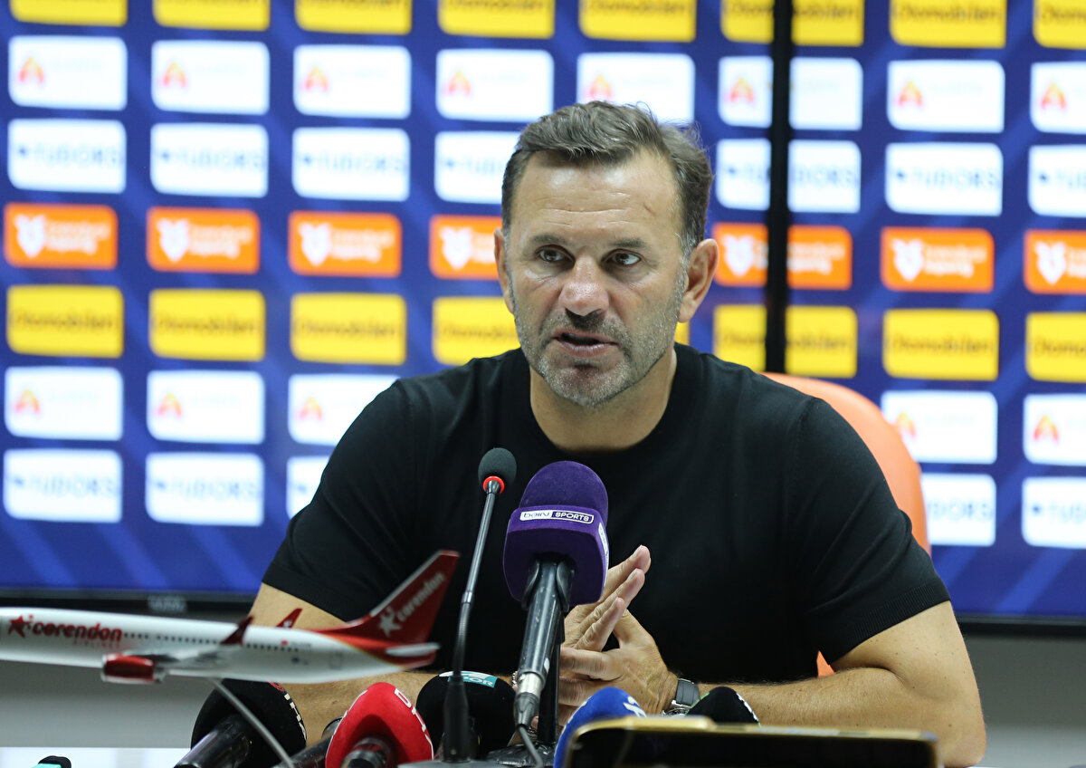 Yaz transfer döneminde Osimhen, Sane, İlkay ve Singo gibi yıldızları kadrosuna katarak adından söz ettiren Galatasaray'da teknik direktör Okan Buruk'un Hakan ısrarı devam ediyor.