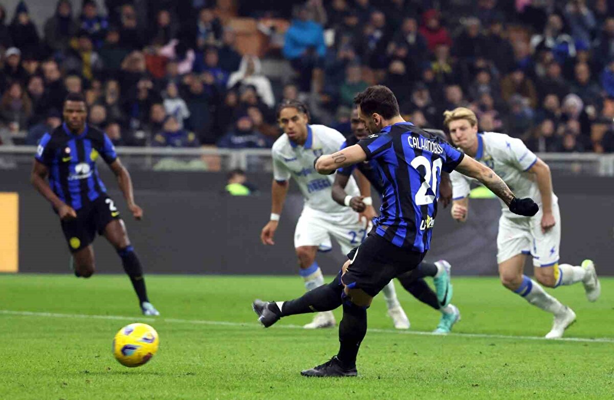 HAKAN, "G.SARAY'DA OYNAMAK İSTERİM" DEMİŞTİ<br>Yaz transfer döneminde Inter'de ayrılmak istediği iddiaları gündeme gelen Hakan Çalhanoğlu, Galatasaray'da forma giymek isterim mesajını vermişti.