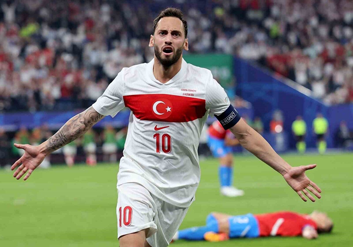 İtalyan medyası, Galatasaray'ın ara transfer döneminde Hakan Çalhanoğlu için Inter'e bir kez daha teklif yapacağını yazdı.
