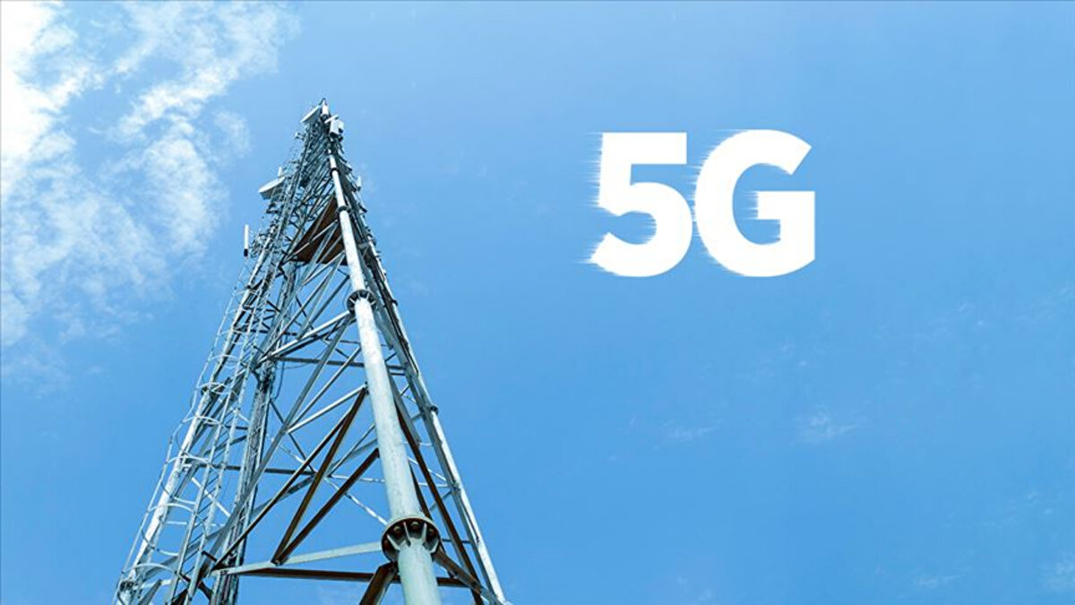 Akıllı fabrikalar, akıllı şehirler<br><br>Üretim aşamasında son teknolojilerin kullanılmasına imkan verecek 5G, akıllı fabrikaların kurulmasını sağlayacak. Bu sayede üretim hatları ve robotlar arasında iletişim olacak, daha verimli ve otomatik sistemler kurulacak.<br><br>Şehirlerin akıllı teknolojilerle donatılması için de 5G teknolojisinin kullanılması büyük avantaj sağlayacak. Hızlı internet bağlantısıyla trafik ışıkları, kameraların, su ile elektrik sistemlerinin otomatik yönetilebilmesine olanak verecek. Enerji tasarrufu ve çevre dostu uygulamalar 5G teknolojisiyle artacak.