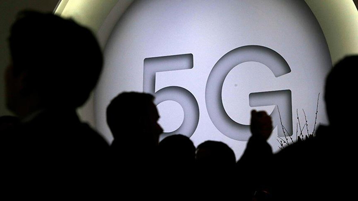 Uzaktan ameliyatlar robotlarla yaygınlaşacak<br><br>5G, sağlık hizmetlerinde de yeni uygulamalara imkan sağlayacak. Bu teknolojiyle birlikte doktorlar uzaktan ameliyat yapabilecek ve hasta verileri anından paylaşılabilecek. Doktor, hastayla aynı yerde olmadan, özel robotlar ve sistemler kullanarak ameliyatı uzaktan gerçekleştirebilecek.