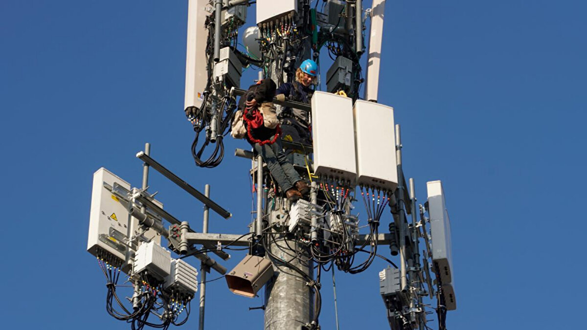 Türkiye'de 2019 yılındaki resmi testlerle başlayan ve uzun yıllardır devam eden 5G hazırlık çalışmaları, bu yıl itibarıyla son aşamaya geldi. Resmi Gazete'nin 16 Ağustos 2025 tarihli sayısında yayımlanan Cumhurbaşkanı Kararı ile 5G yetkilendirmesi kapsamında ihaleye çıkılacak frekansların asgari değerleri belirlendi. Toplamda 11 frekans paketi için asgari değer 2 milyar 125 milyon dolar oldu.