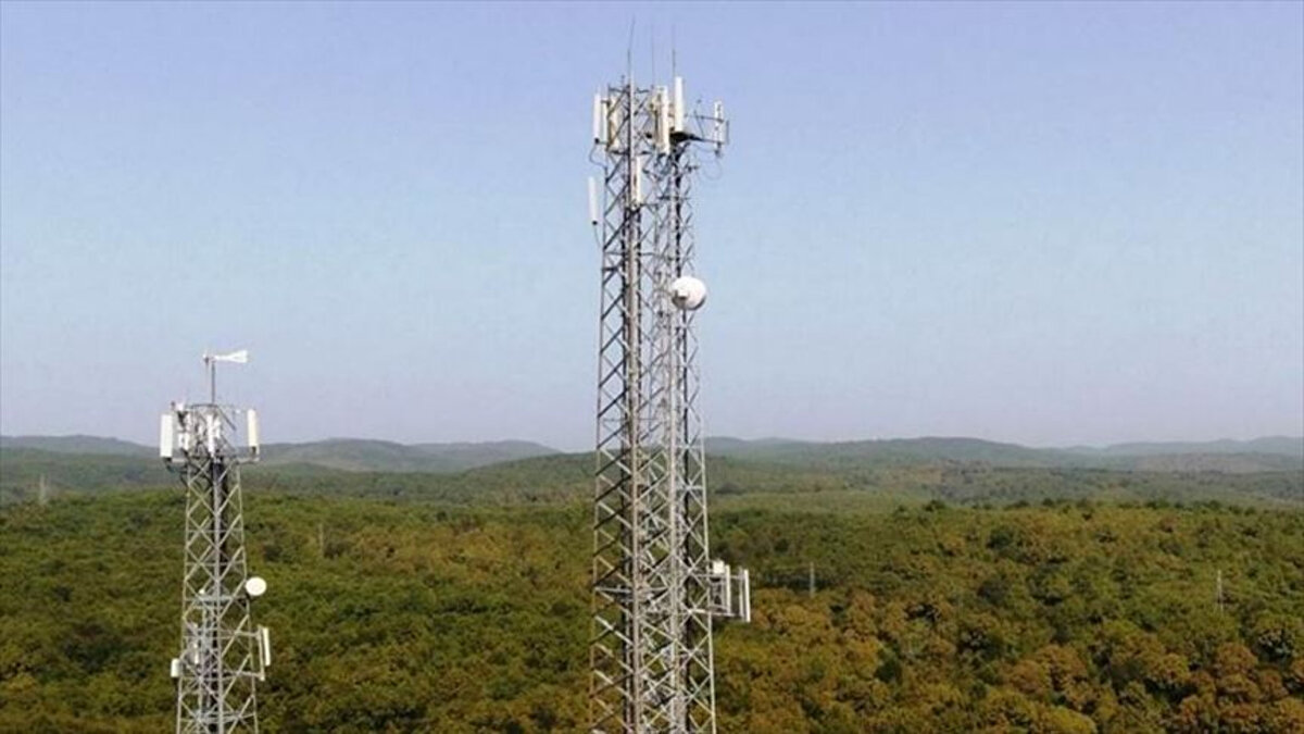 Eğitime "simülasyon" dokunuşu<br><br>Eğitimde ise 5G erişilebilir, etkileşimli, yenilikçi öğrenme deneyimi sunacak. Eğitimler VR ve AR ile gerçekçi simülasyonlar eşliğinde yapılabilecek, bunlar yaygınlaşacak. Öğrenciler, laboratuvar deneylerini, tarihsel olayları 3 boyutlu ve etkileşimli şekilde yaşayabilecek.<br><br>Uzaktan eğitimde gecikmesiz kesintisiz görüntülü dersler yüksek kaliteyle aktarılabilecek. Akıllı ve 5G ile donatılmış sınıflarda öğrenciler anlık veri paylaşımı, yapay zeka destekli öğretim alabilecek.
