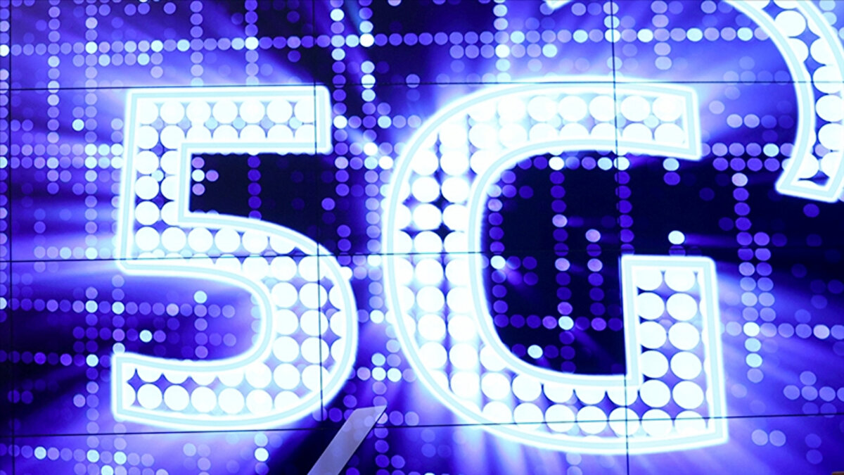 Bu ancak, robotik cerrahi sistemleri ve yüksek hızlı veri bağlantılarıyla yapılabiliyor. Cerrahın verdiği komutların robotun anında uygulanması gerektiği için en ufak bir gecikme ciddi sorunlara neden olabiliyor. 5G teknolojisiyle gecikmeler yaşanmayacak ve daha yüksek veri güvenliği sağladığı için tıbbi veriler korunacak.