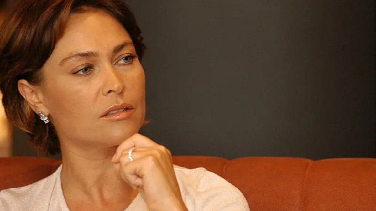 Hülya Avşar'ın Sarıyer Büyükdere Mahallesi'ndeki dairesinde B.Ş. isimli kişi 25 bin TL bedelle kirada oturuyordu. Geçtiğimiz yıl artış zamanı geldiğinde Avşar kirayı iki katına çıkarmak istedi. Ancak kiracı bu karara uymadı.