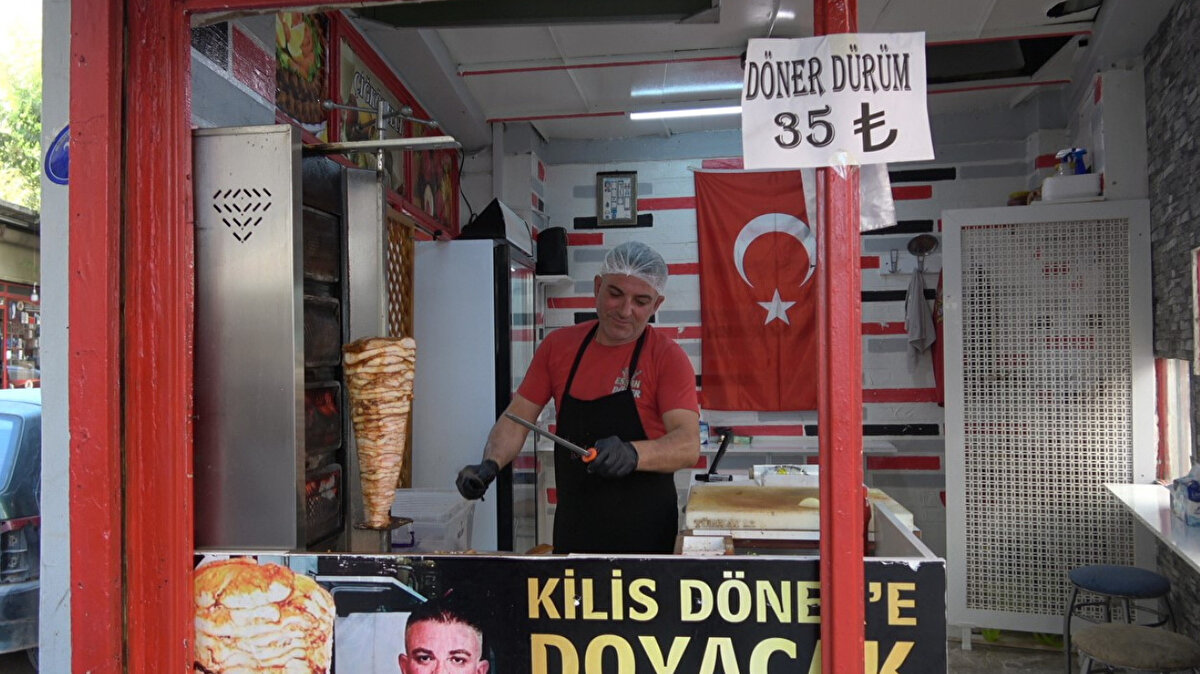 ‘’100 binler kazanacağına 2 bin kazansın’’<br>Fiyatların 2021 seviyesinde olduğunu söyleyen Karabalık, esnafa da çağrıda bulunarak, "Zamların biz yapıyoruz aslında. Herkes elini vicdanına koysa bu enflasyon bu kadar olmaz. Tüm esnaflar el ele verirse bu ülke ayağa kalkar. 100 binler kazanacağına 2 bin kazansın. Yeter ki halk yesin" şeklinde konuştu.