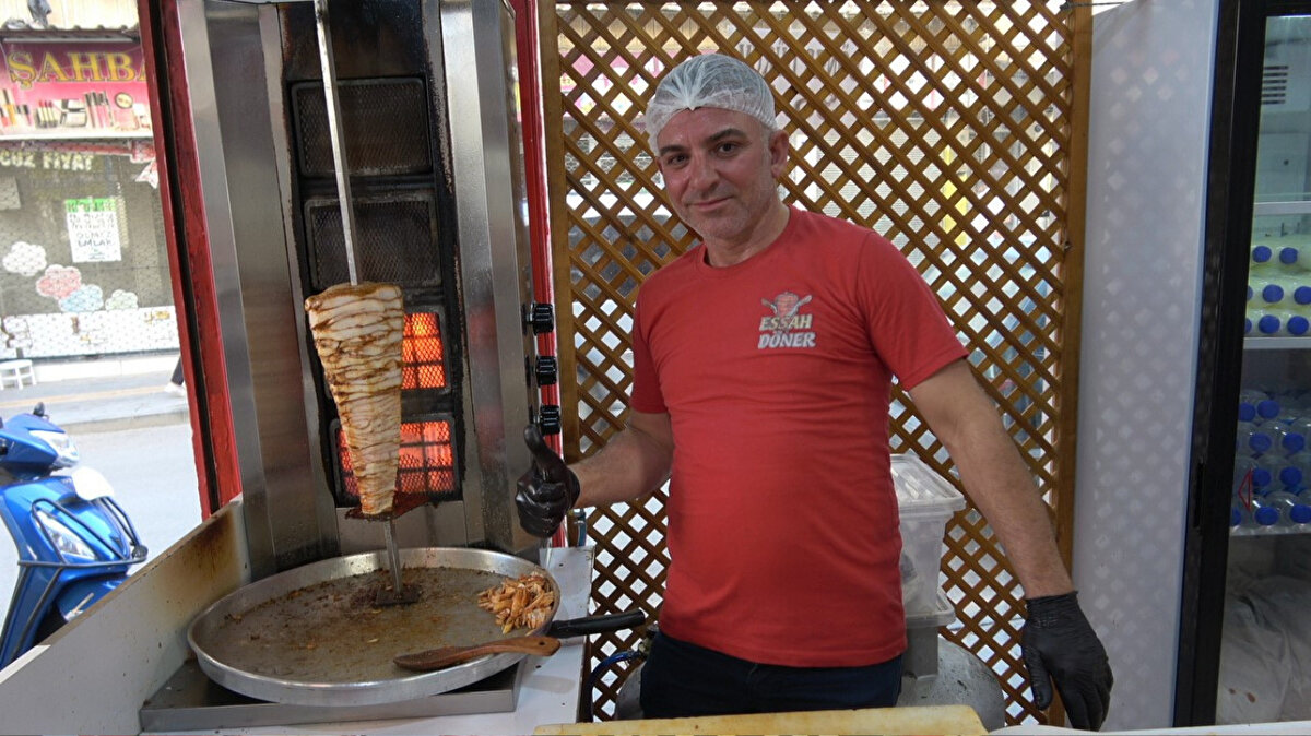 "Çok lezzetli"<br>Dönercinin müşterilerinden Elmas Civelek, her gün dükkana geldiğini belirterek, "Çok lezzetli" dedi.