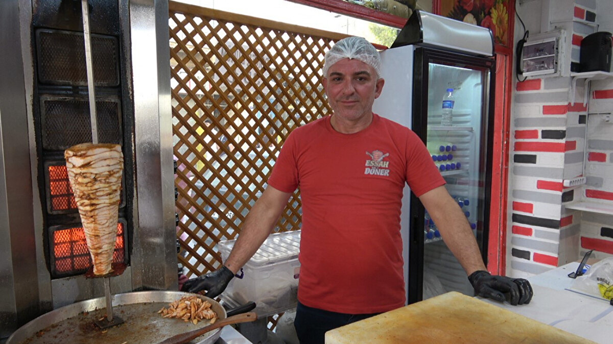 ‘’Aza kanaat etmeyen çoğu bulamaz"<br>Dönerin maliyet hesabını paylaşan Karabalık, "Tavuğun kilosu 120 lira. 100 gram tavuk koysanız 12 lira, ekmeği 5 lira, salatası 3 lira, kira masrafı 5 lira Toplam 25 lira yapıyor. 10 lira da kar kalıyor. Sürüm yaptığınızda bu büyük bir kazanca dönüşüyor. Aza kanaat etmeyen çoğu bulamaz" ifadelerini kullandı.