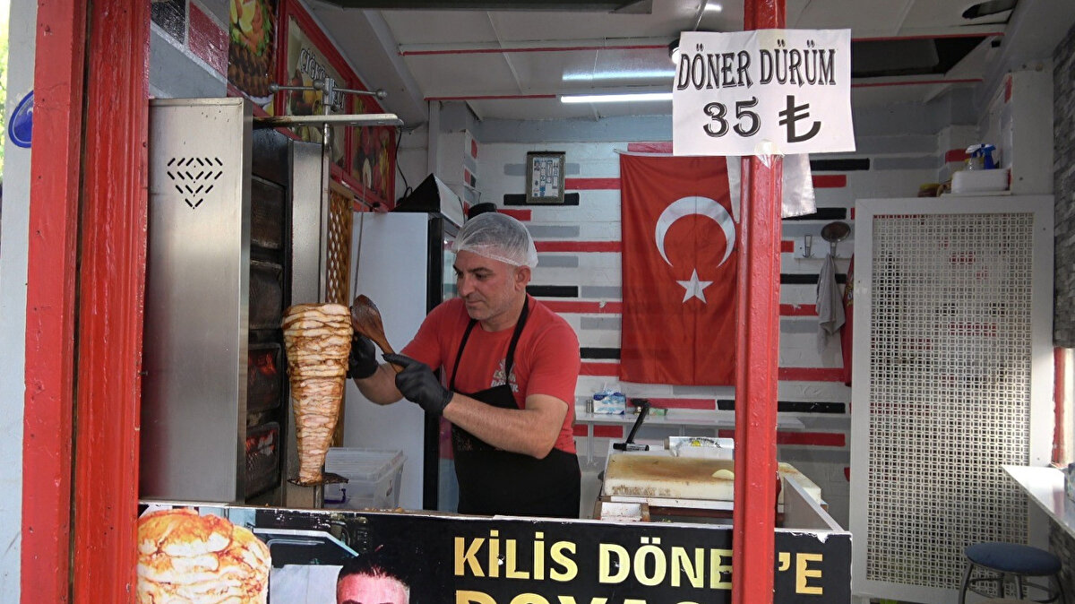 ‘’Biz bunun reklamını yapmıyoruz ama Kilis çok güzel’’<br>Tatlıcı esnafı Mesut Öztaş ise dışarıdan gelenlerin Kilis’in pahalı olduğuna dair algısına katılmadığını ifade ederek, "Kilis’te 100 liraya 35 liraya tavuk döner yersin, 30 liraya taş kadayıf üstüne de bir çay içersin, cebinde de 10 lira kalır. Biz bunun reklamını yapmıyoruz ama Kilis çok güzel, her zaman misafirlerimizi ağırlamaktan mutluluk duyarız" diye konuştu.