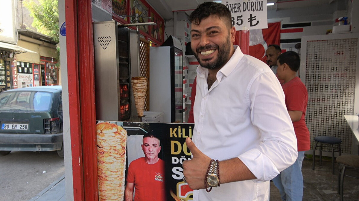 Kilis’in Deveciler Mahallesi Murtaza Caddesi’nde 35 liraya döner satan Ali Karabalık, fiyat artışlarına rağmen uygun fiyatla halka hizmet etmeye devam ettiğini söyledi.<br>‘’35 liraya devam edeceğiz"<br>30 yıldır döner ustalığı yapan Ali Karabalık, Kilis’in ekonomik yapısına dikkat çekerek, "Kilis’in bütçesi bellidir. Örneğin Gaziantep ile Kilis bir olamaz. Ben bu yola ‘Kilis dönere çıkacak’ sloganıyla çıktım. Gerçekten de Kilis’i dönere doyuruyoruz. Burada en büyük önceliğim halka hizmet. 35 liraya devam edeceğiz" dedi.