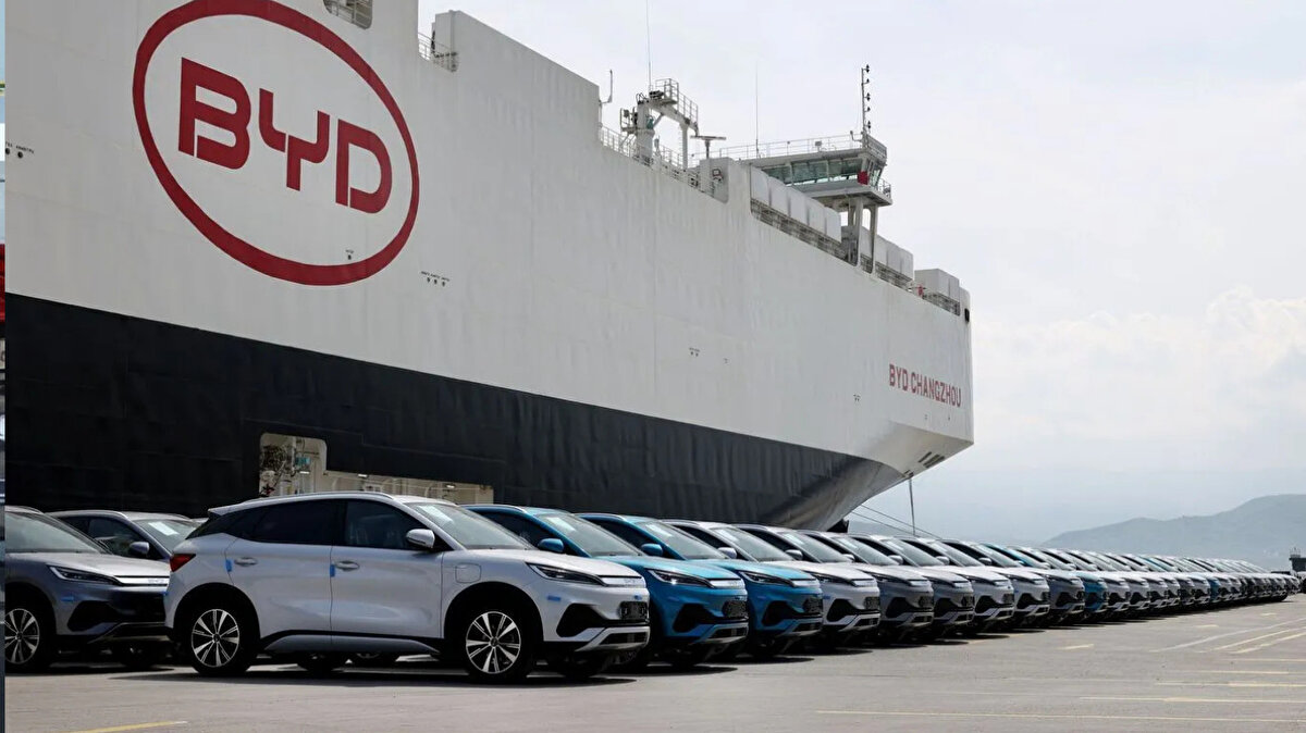 Reuters’ın daha önce bildirdiğine göre BYD, 2025 satış hedefini yüzde 16’ya varan oranda düşürerek 4,6 milyon araca çekti. Bu, şirketin son beş yıldaki en yavaş büyüme dönemi olarak dikkat çekiyor ve rekor satış yıllarının sonuna gelindiğinin sinyali olarak görülüyor.