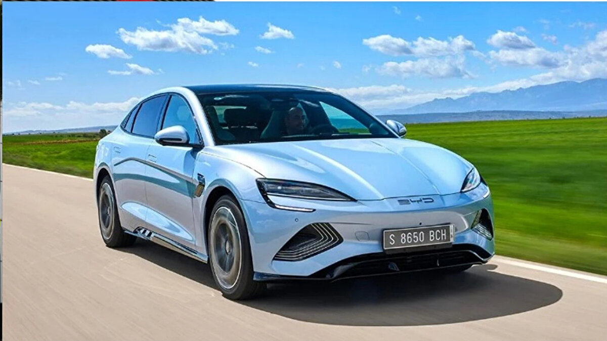 BYD, 2025 yılında Çin anakarası dışına 800 bin ila 1 milyon araç teslimatı öngörüyor. Bu rakam, toplamda hedeflenen 4,6 milyon aracın yaklaşık beşte birine denk geliyor.