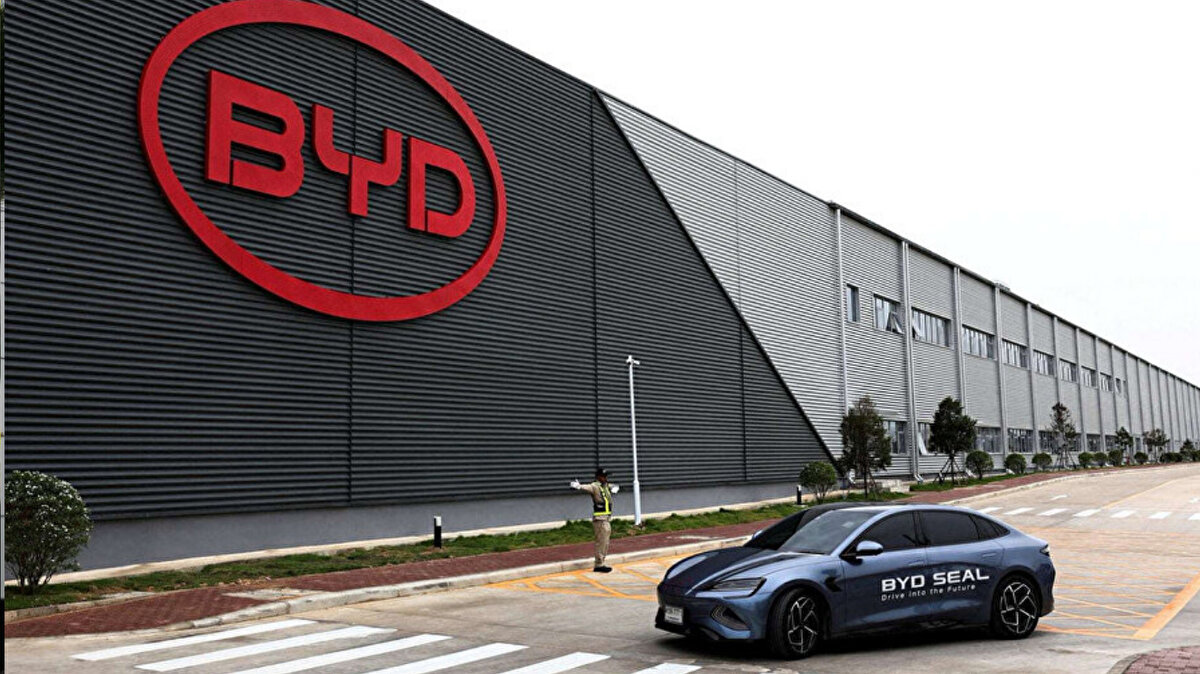 Çinli elektrikli araç üreticisi BYD, bu yıl küresel satışlarının yaklaşık yüzde 20’sini ihracatın oluşturmasını bekliyor. South China Morning Post’un (SCMP) haberine göre, yeni model lansmanları bu yükselişte önemli rol oynayacak.