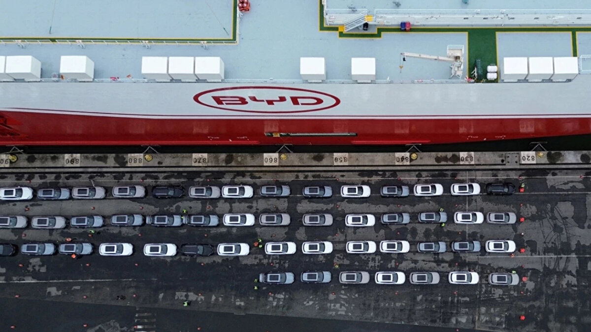 Şirketin marka ve halkla ilişkiler genel müdürü Li Yunfei, “Uluslararası teslimatlar önümüzdeki yıllarda daha büyük katkı sağlayacak” dedi. Li, BYD’nin kendi gemi filosunun da bu ihracat atağını desteklediğini belirtti.