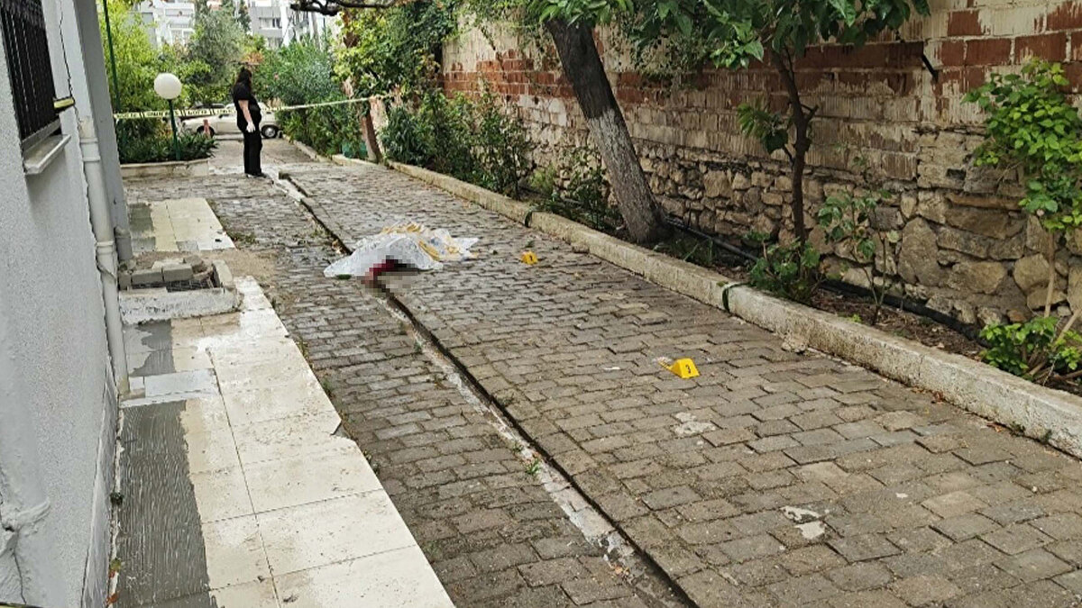 Durumu fark eden apartman sakinleri durumu 112 Acil Çağrı Merkezi'ne bildirdi. İhbar üzerine olay yerine gelen sağlık ekipleri genç kadının hayatını kaybettiğini belirledi. Ayça Ala’nın cansız bedeni Kuşadası Devlet Hastanesi morguna kaldırıldı.