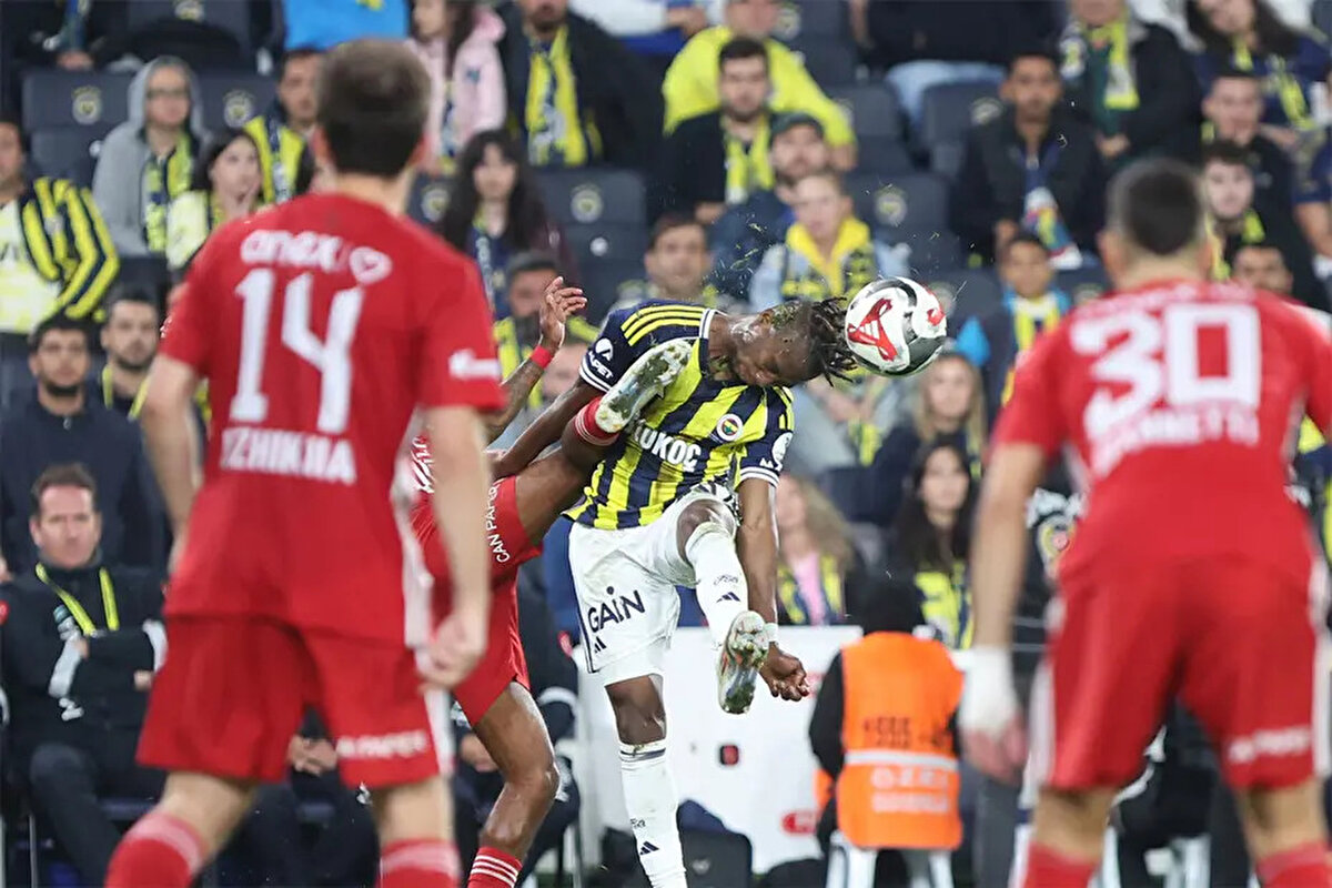 Fenerbahçe'nin elle oynama beklediği pozisyonda devam kararı doğru mu?<br><br>Deniz Çoban: Hocam ben bunun elle oynama olduğunu düşünüyorum. Açılar çok yeterli değil çünkü çok ölü bir noktada. Oyuncu top gelirken kolunu hazırlayıp vücudunu da sağa doğru yatırarak kolunu kaçırmayı denemek yerine o kolun genişliğinin avantajını kullanarak topu önüne almış. Bence burada -ceza sahasının dışında görünüyor pozisyon- bir elle oynama var. Hakemin bunu değerlendirmesi gerekirdi diye düşünüyorum. Bu top 11 metreden değil de 2 metreden geliyor olsaydı o zaman elini kaçıracak kadar vakti yok, refleks derdim.<br><br>Bahattin Duran: Hocam bence de pozisyon ceza sahasının dışında. Top ele geldiği anda oyuncunun sağ ayağı ceza sahasının dışında. O kol sağ ayakla aynı hizada olsa bile ceza sahasının dışında. El ve kol vücuda doğal konumda ancak Deniz Çoban'ın da ifade ettiği gibi kolunu genişletmiyor, vücuduyla birlikte kolunu genişletmiş oluyor. Yani kolu, vücuduna göre yine doğal ama vücudunu genişletti. Bu pozisyon benim için bir elle oynama. Serbest vuruşla cezalandırılmalıydı.<br><br>Bülent Yıldırım: İlave söyleyeceğim tek şey; sağ ayak ve kolun temas noktası ceza alanının dışında. Ben de toparlanacak mesafesi olduğu için kolunu genişleterek o alana yattığını düşünüyorum.