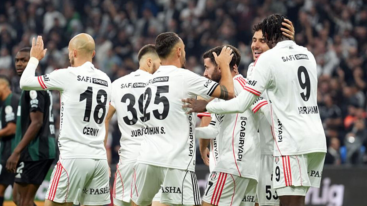 "Abraham'ın sanırım omzu çıktı galiba, onu bakacağız tekrar. Omzu çıkmış ve tekrar takmışlar. Haftaya da çok önemli bir maçımız var. Bakacağız hocam, derbide ne olacağı belli olamaz"