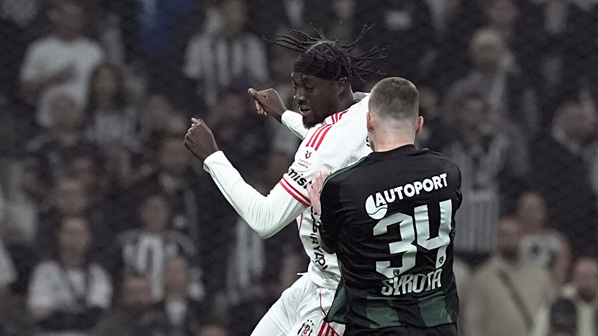 Maçta golcü oyuncu Tammy Abraham, sakatlık yaşayınca oyundan çıkmak zorunda kaldı.